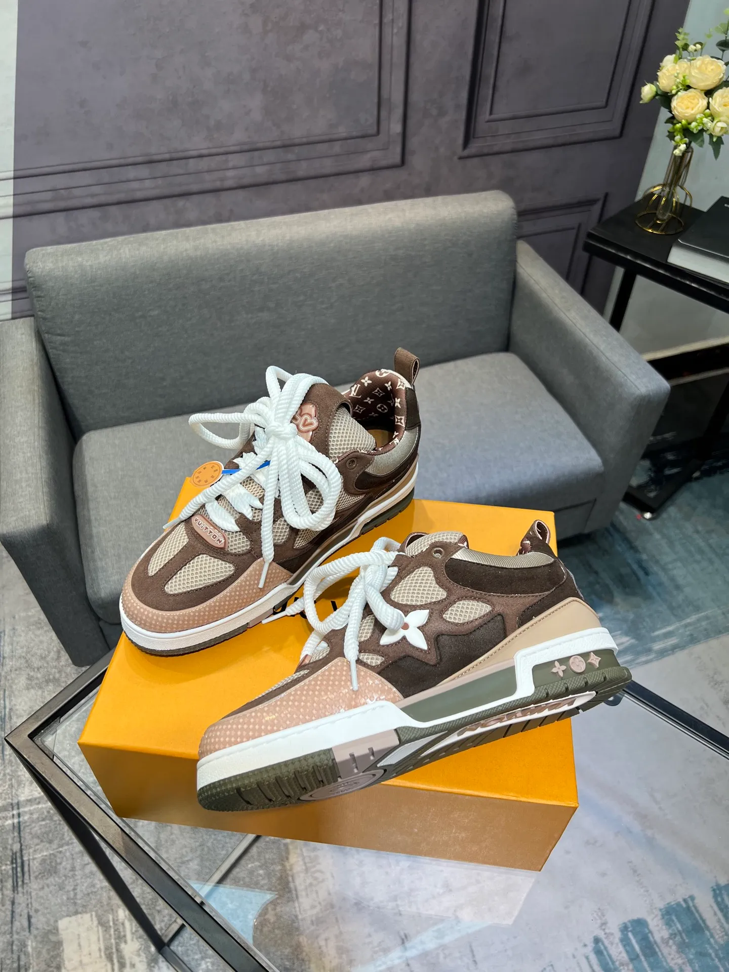 Men's men's shoes💰800 LV top version new style purchasing quality LV~Louis Vuitton LV TRAINER's best-looking sneakers, donkey brand strongly promotes new products, official website limited edition retro basketball sneakers! Both high-top and low-top models spent money to purchase 1:1 accurate reproductions of the originals. The details are invincible and full of sincerity. The imported custom-made original cowhide leather is the same as the original package. The details are 100% restored. The private model customizes the original one-piece TPU outsole. It is different from other brands. Without the original version, this effect cannot be achieved!                Men's and women's models 35-40 39-45 (46 is custom-made and cannot be returned or exchanged)